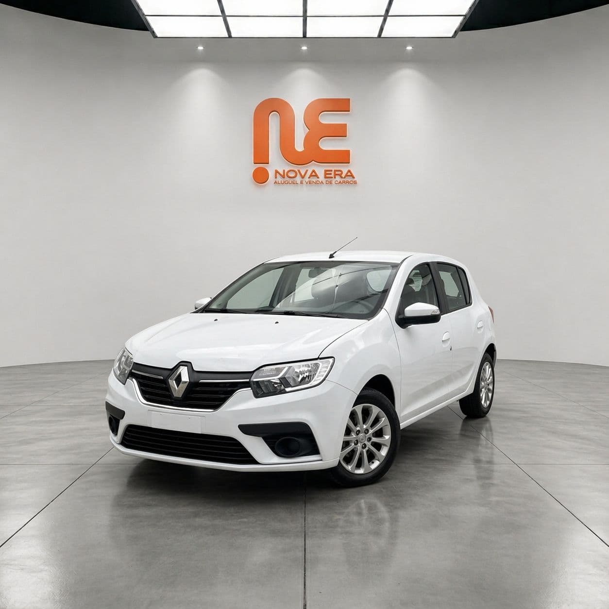 Renault Sandero branco recém-chegado na Nova Era Veículos